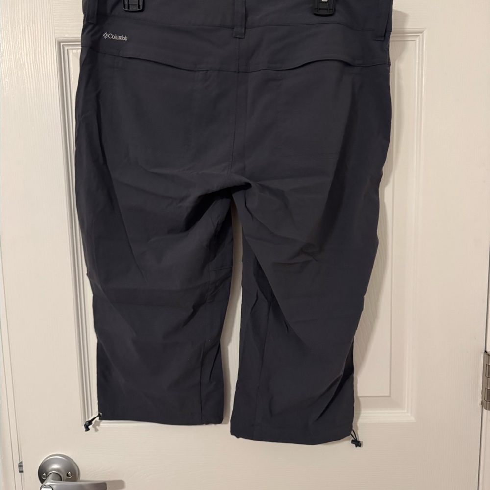 Columbia Womens Dark Grayish Black Capris w/drawstring at bottom. Size Medium - Picture 2 of 5